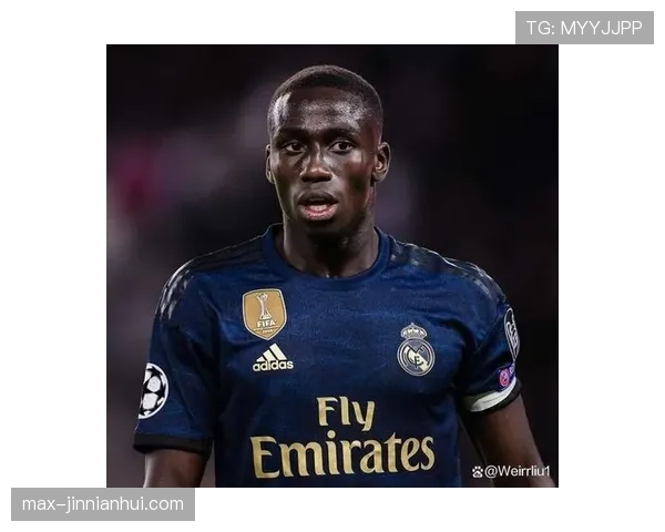 居莱尔更适合边锋还是中场？位置适配性差异与战术选择逻辑解析